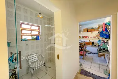 Casa - Térrea com Edícula com 3 dormitórios (sendo 1 suite(s)) a 600,00 metros praia.