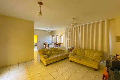 Casa - Térrea com Edícula com 3 dormitórios (sendo 1 suite(s)) a 600,00 metros praia.
