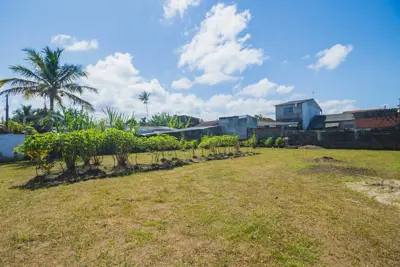 Terreno - Plano com 0 dormitórios (sendo 0 suite(s)) a 2000,00 metros praia.