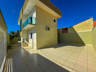 Casa - Sobrado Parte Superior com 4 quartos (sendo 4 suite(s)) a 200,00 metros praia.