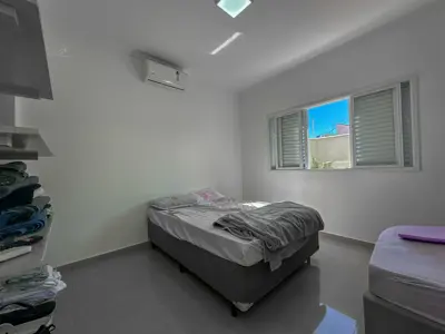 Casa - Sobrado Parte Superior com 4 quartos (sendo 4 suite(s)) a 200,00 metros praia.