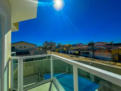 Casa - Sobrado Parte Superior com 4 quartos (sendo 4 suite(s)) a 200,00 metros praia.