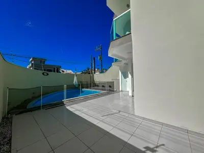 Casa - Sobrado Parte Superior com 4 quartos (sendo 4 suite(s)) a 200,00 metros praia.