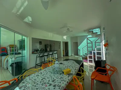 Casa - Sobrado Parte Superior com 4 quartos (sendo 4 suite(s)) a 200,00 metros praia.