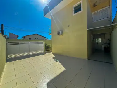 Casa - Sobrado Parte Superior com 4 quartos (sendo 4 suite(s)) a 200,00 metros praia.
