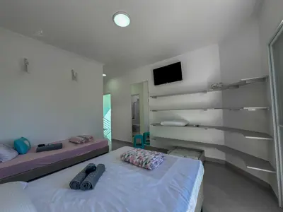 Casa - Sobrado Parte Superior com 4 quartos (sendo 4 suite(s)) a 200,00 metros praia.