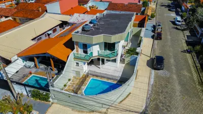 Casa - Sobrado Parte Superior com 4 quartos (sendo 4 suite(s)) a 200,00 metros praia.