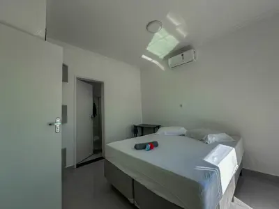 Casa - Sobrado Parte Superior com 4 quartos (sendo 4 suite(s)) a 200,00 metros praia.