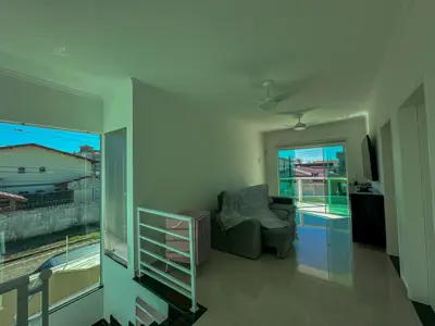 Casa - Sobrado Parte Superior com 4 quartos (sendo 4 suite(s)) a 200,00 metros praia.
