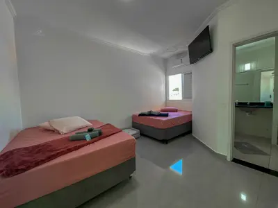 Casa - Sobrado Parte Superior com 4 quartos (sendo 4 suite(s)) a 200,00 metros praia.