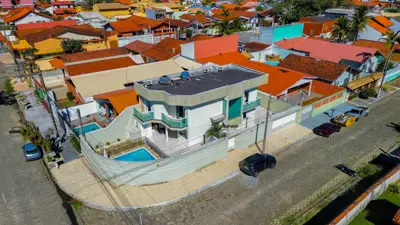 Casa - Sobrado Parte Superior com 4 quartos (sendo 4 suite(s)) a 200,00 metros praia.
