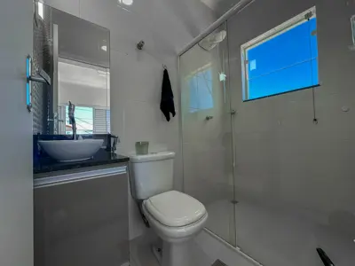 Casa - Sobrado Parte Superior com 4 quartos (sendo 4 suite(s)) a 200,00 metros praia.