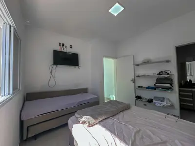 Casa - Sobrado Parte Superior com 4 quartos (sendo 4 suite(s)) a 200,00 metros praia.