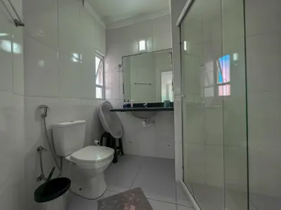 Casa - Sobrado Parte Superior com 4 quartos (sendo 4 suite(s)) a 200,00 metros praia.