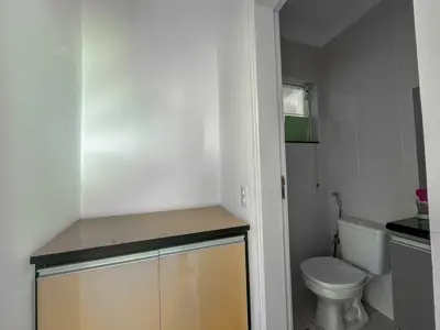 Casa - Sobrado Parte Superior com 4 quartos (sendo 4 suite(s)) a 200,00 metros praia.