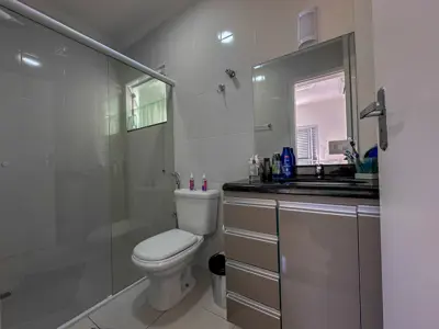 Casa - Sobrado Parte Superior com 4 quartos (sendo 4 suite(s)) a 200,00 metros praia.