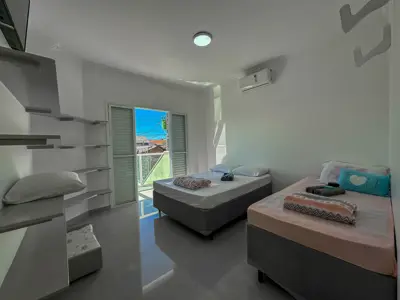 Casa - Sobrado Parte Superior com 4 quartos (sendo 4 suite(s)) a 200,00 metros praia.
