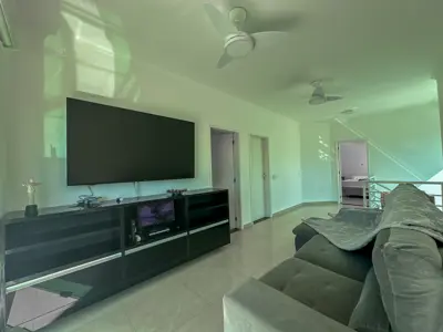Casa - Sobrado Parte Superior com 4 quartos (sendo 4 suite(s)) a 200,00 metros praia.