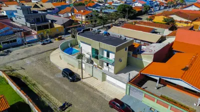 Casa - Sobrado Parte Superior com 4 quartos (sendo 4 suite(s)) a 200,00 metros praia.