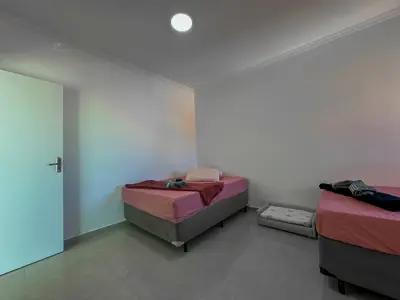 Casa - Sobrado Parte Superior com 4 quartos (sendo 4 suite(s)) a 200,00 metros praia.