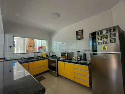 Casa - Sobrado Parte Superior com 4 quartos (sendo 4 suite(s)) a 200,00 metros praia.
