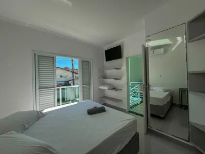 Casa - Sobrado Parte Superior com 4 quartos (sendo 4 suite(s)) a 200,00 metros praia.