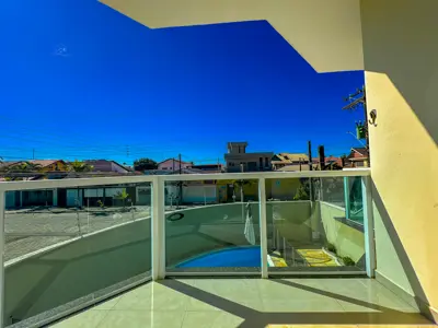 Casa - Sobrado Parte Superior com 4 quartos (sendo 4 suite(s)) a 200,00 metros praia.