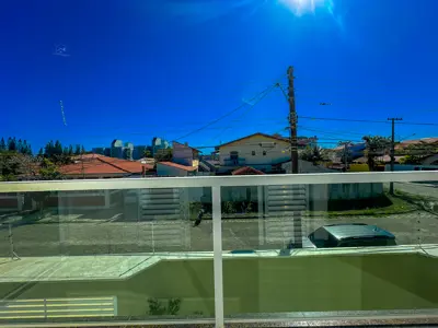 Casa - Sobrado Parte Superior com 4 quartos (sendo 4 suite(s)) a 200,00 metros praia.