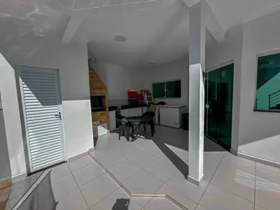 Casa - Sobrado Parte Superior com 4 quartos (sendo 4 suite(s)) a 200,00 metros praia.