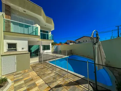 Casa - Sobrado Parte Superior com 4 quartos (sendo 4 suite(s)) a 200,00 metros praia.
