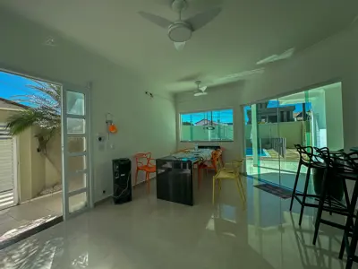 Casa - Sobrado Parte Superior com 4 quartos (sendo 4 suite(s)) a 200,00 metros praia.