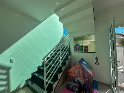 Casa - Sobrado Parte Superior com 4 quartos (sendo 4 suite(s)) a 200,00 metros praia.