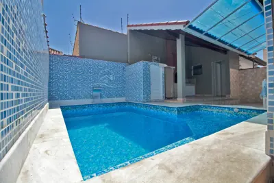 Casa - Sobrado com 4 dormitórios (sendo 2 suite(s)) a 100,00 metros praia.