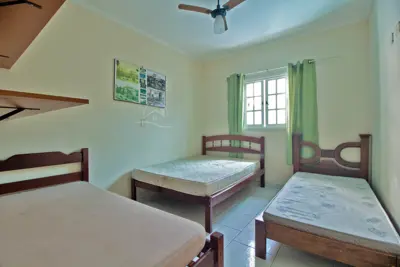 Casa - Sobrado com 4 dormitórios (sendo 2 suite(s)) a 100,00 metros praia.