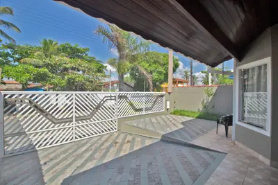 Casa - Sobrado com 4 dormitórios (sendo 2 suite(s)) a 100,00 metros praia.