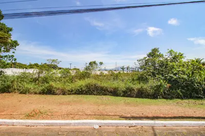 Terreno - Amplo com 0 dormitórios (sendo 0 suite(s)) a 3000,00 metros praia.