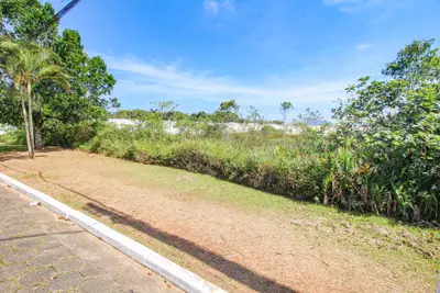 Terreno - Amplo com 0 dormitórios (sendo 0 suite(s)) a 3000,00 metros praia.