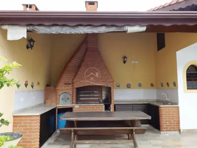 Casa - Térrea com 3 quartos (sendo 1 suite(s)) a 200,00 metros praia.