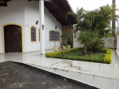 Casa - Térrea com 3 quartos (sendo 1 suite(s)) a 200,00 metros praia.