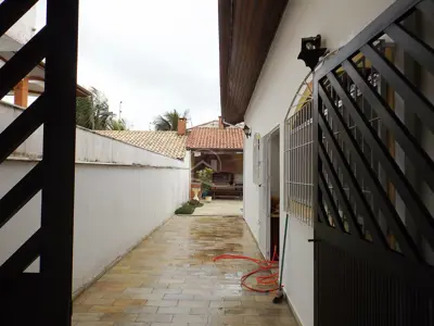 Casa - Térrea com 3 quartos (sendo 1 suite(s)) a 200,00 metros praia.