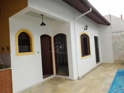 Casa - Térrea com 3 quartos (sendo 1 suite(s)) a 200,00 metros praia.