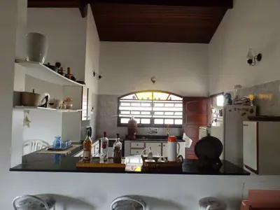 Casa - Térrea com 3 quartos (sendo 1 suite(s)) a 200,00 metros praia.