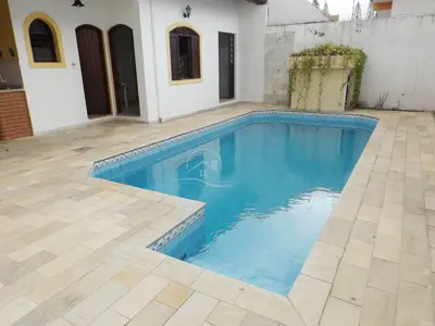 Casa - Térrea com 3 quartos (sendo 1 suite(s)) a 200,00 metros praia.