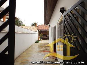 Casa - Térrea com 3 quartos (sendo 1 suite(s)) a 200,00 metros praia.