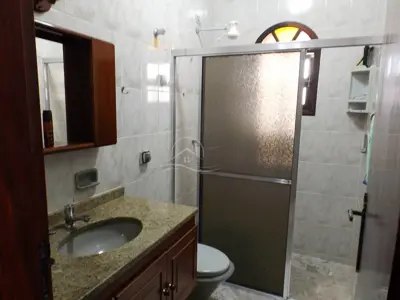 Casa - Térrea com 3 quartos (sendo 1 suite(s)) a 200,00 metros praia.