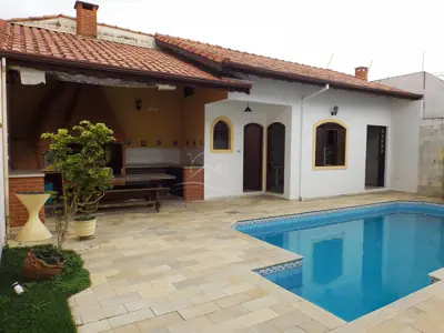 Casa - Térrea com 3 quartos (sendo 1 suite(s)) a 200,00 metros praia.