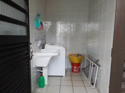 Casa - Térrea com 3 quartos (sendo 1 suite(s)) a 200,00 metros praia.