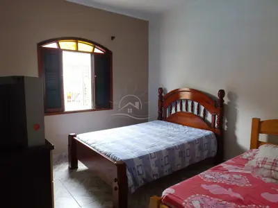 Casa - Térrea com 3 quartos (sendo 1 suite(s)) a 200,00 metros praia.