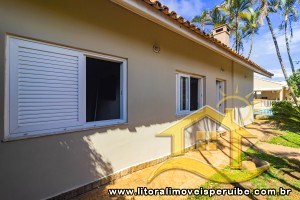 Casa - Sobrado com 5 quartos (sendo 4 suite(s)) a 50,00 metros praia.
