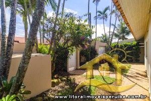 Casa - Sobrado com 5 quartos (sendo 4 suite(s)) a 50,00 metros praia.